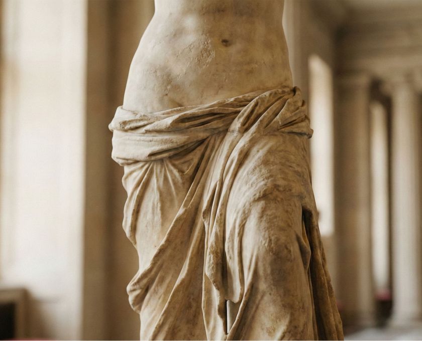 Sculpture classique en marbre représentant une femme incarnant les standards historiques de beauté.