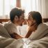 Couple s’enlaçant doucement, illustrant l’intimité et le bien-être vaginal