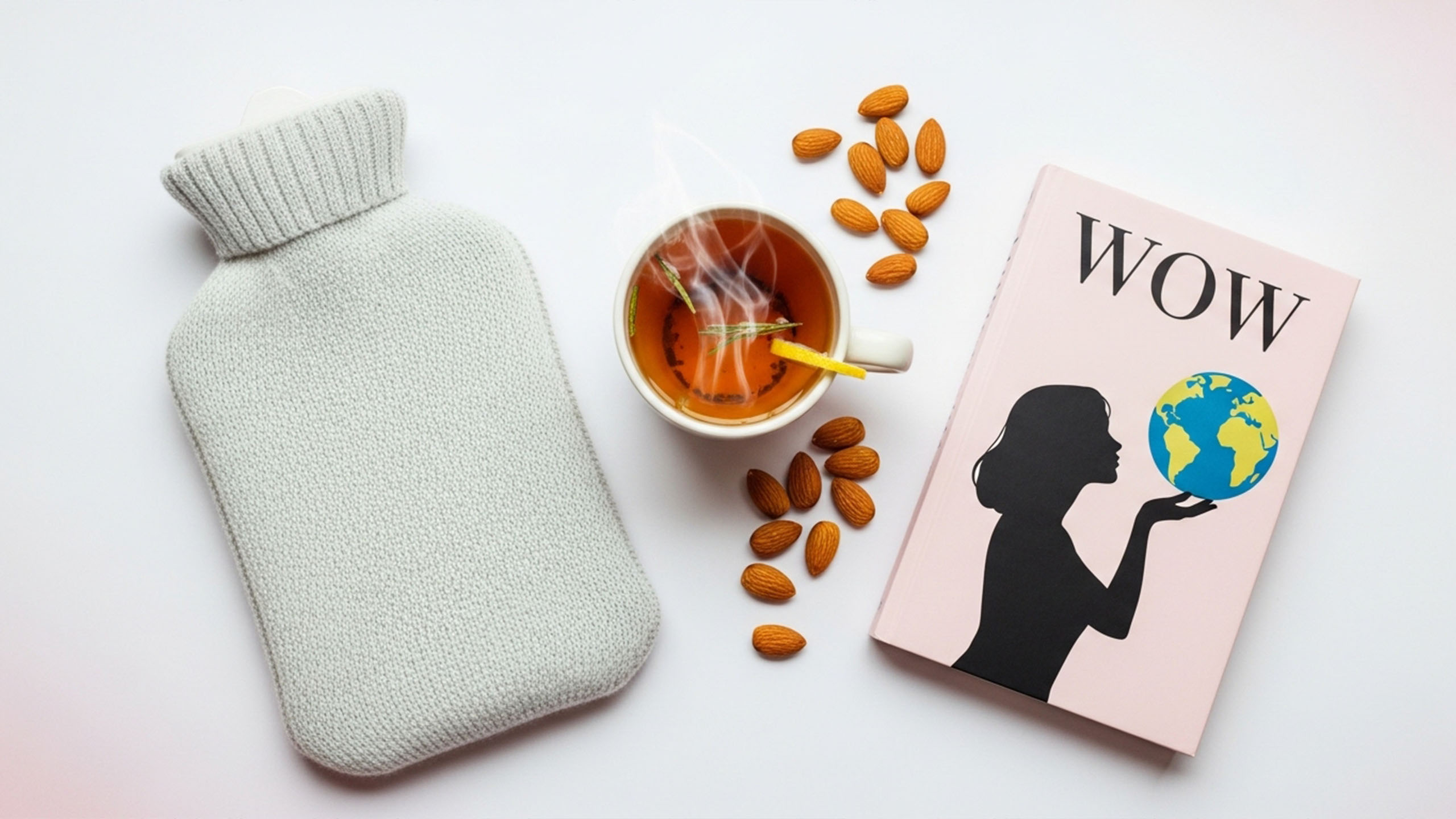 Ein Vorbereitungs-Set f&uuml;r Menstruationsbeschwerden mit W&auml;rmflasche, Kr&auml;utertee und gesunden Snacks.