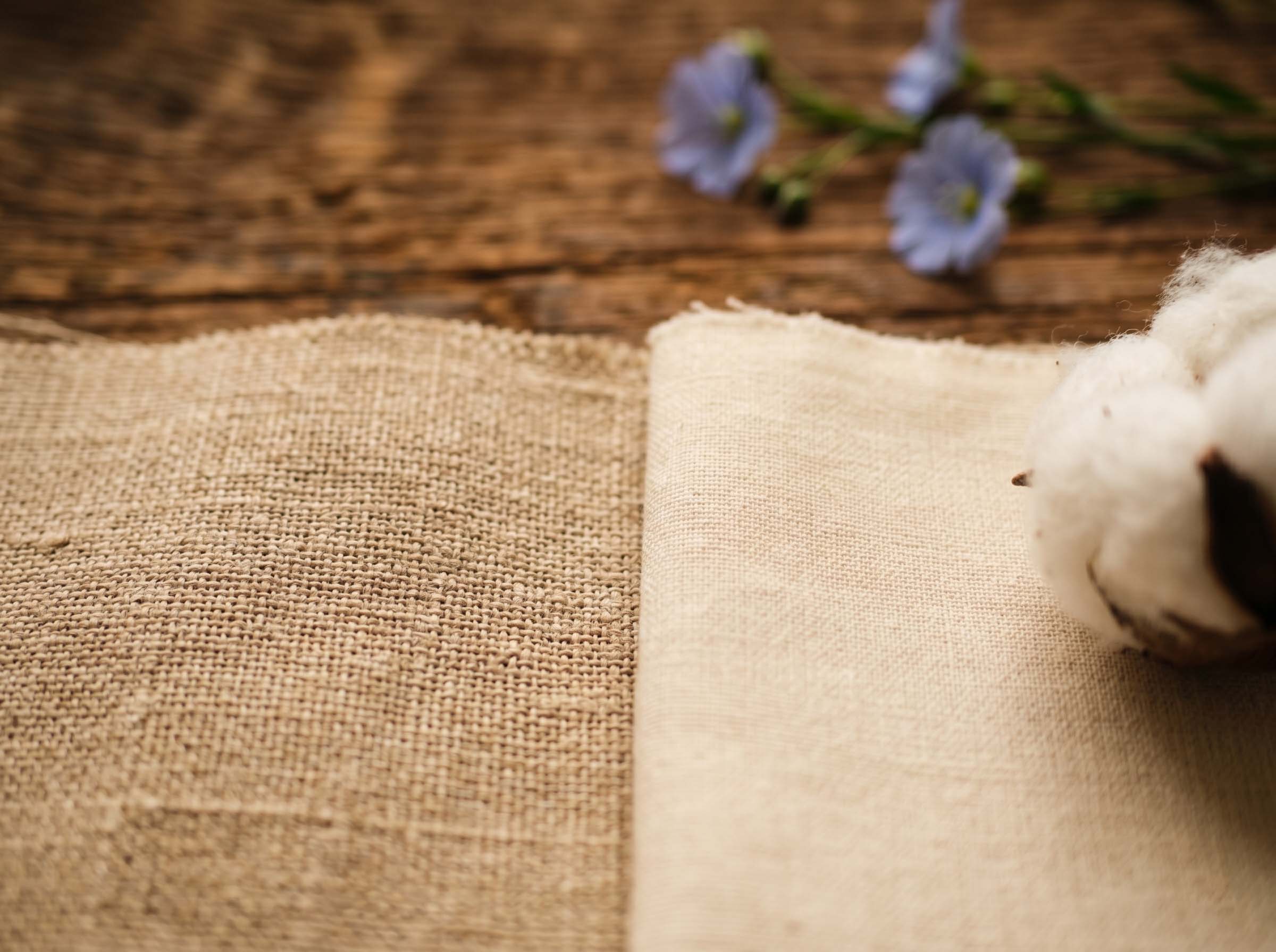 Primer plano de texturas de tejido de lino y algodón natural uno al lado del otro, que representan las tradiciones textiles históricas