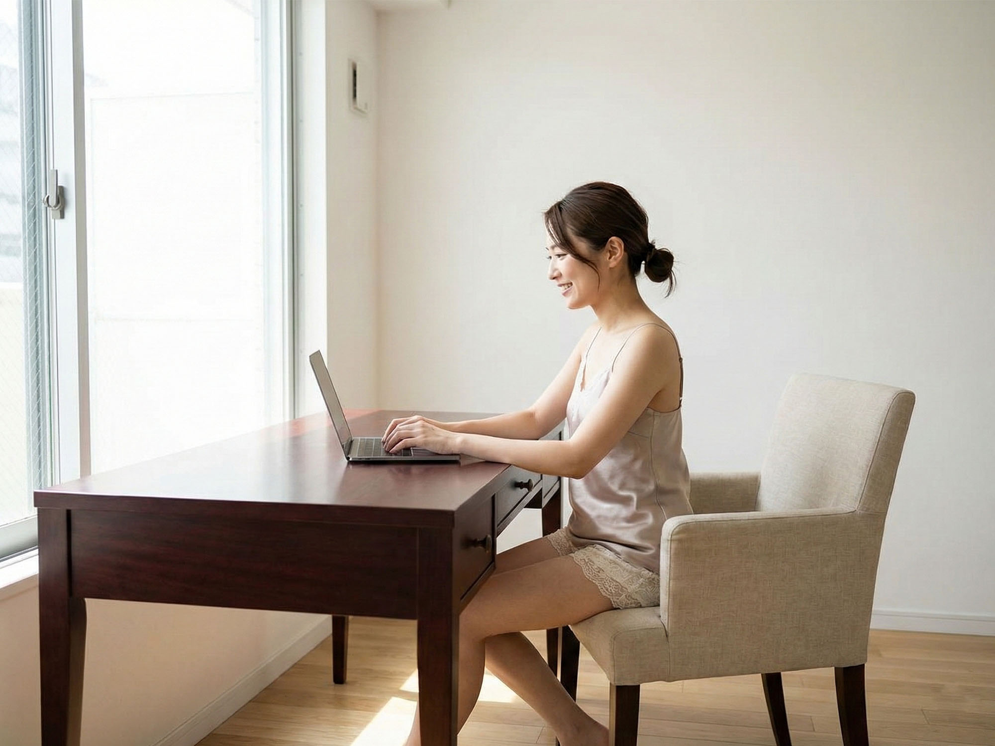 ホームオフィスで下着姿で仕事をする女性