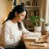 Una mujer sentada en un escritorio iluminado leyendo y reflexionando con luz cálida y suave