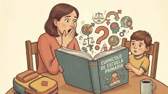 Una madre y su hijo revisando materiales educativos juntos en un entorno hogare&ntilde;o.