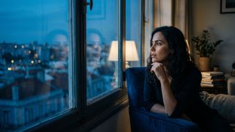 Uma mulher pensativa olhando para o horizonte, representando clareza e autoconsciência na segurança pessoal.