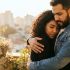 Una mujer que se siente segura y valorada en un entorno de relación tradicional.