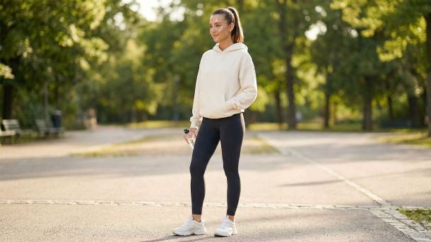 Eine selbstbewusste Frau in moderner Athleisure