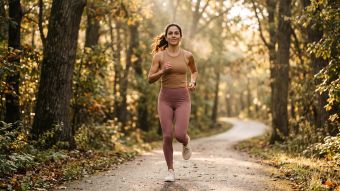 Mujer corriendo durante la hora dorada, ilustrando cómo el cuerpo femenino quema energía de forma diferente al de los hombres