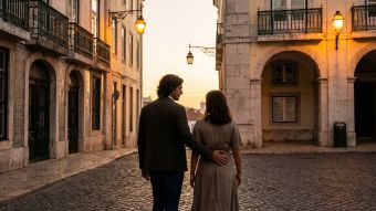 Um homem seguro demonstrando liderança protetora e tradicional durante um encontro.