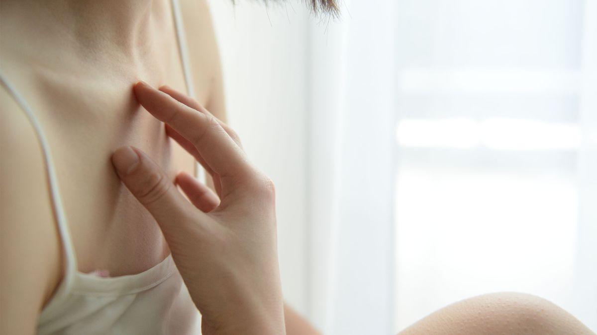 Sanfte Selbstberührung und Körpererkundung für achtsames Bewusstsein