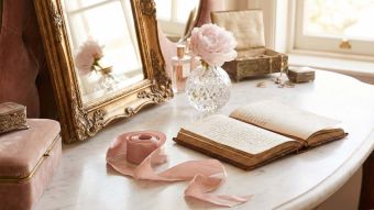 Un tocador femenino sofisticado con un espejo dorado y un diario, que representa la historia de la educación privada y la salud de las mujeres.