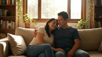 Un esposo y su esposa sentados juntos, representando un vínculo matrimonial seguro y estable.