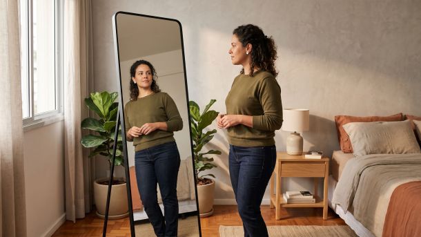 Mulher refletindo sobre sua imagem corporal e percepção pessoal em um momento de introspecção