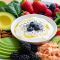 Surtido de alimentos nutritivos que apoyan la salud vaginal y el equilibrio del microbioma