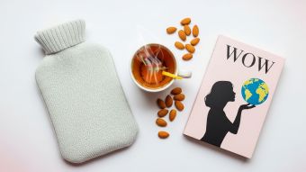 Un kit de pr&eacute;paration pour les crampes menstruelles comprenant une bouillotte, une tisane et des collations saines.