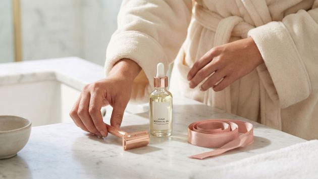 Ferramentas elegantes e óleos calmantes para depilação íntima feminina.