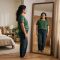 Mujer reflexionando sobre su imagen corporal y percepción personal en un momento de introspección