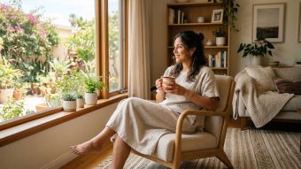 Una mujer tranquila disfrutando de un momento de calma en un hogar limpio y luminoso.