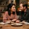 Un couple partageant un dîner chaleureux aux chandelles à la maison, riant et se rapprochant dans une connexion sincère