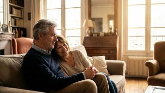 Un mari et sa femme assis ensemble, représentant un lien conjugal sûr et stable.