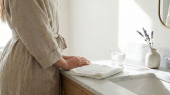 Tocador de baño de mármol elegante que representa rituales de higiene femenina limpios y naturales.