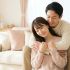 伝統的な関係の中で安心し、大切にされていると感じる女性。