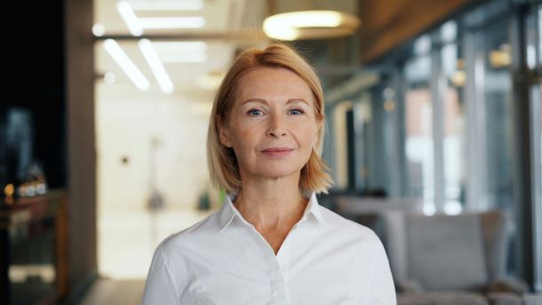 Mujer madura reflexionando, simbolizando la salud vaginal después de los 50