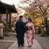 デート中に守るような伝統的リーダーシップを示す安心感のある男性。