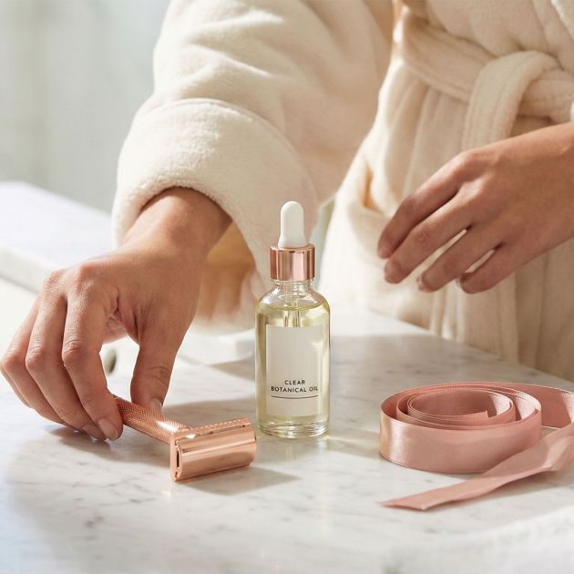 Elegante Rasierwerkzeuge und beruhigende Öle für die weibliche Intimpflege.