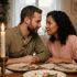 Um casal compartilhando um jantar aconchegante à luz de velas em casa, rindo e se inclinando um para o outro em conexão genuína