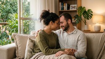 Um casal compartilhando um momento de conexão calma e compreensão mútua após uma conversa produtiva.