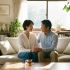 安定した夫婦関係を象徴する、寄り添って座る夫婦。