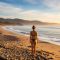 Une plage naturiste paisible où les voyageurs profitent du soleil en toute sérénité.