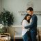 Couple consultant un médecin à propos de la FIV et des traitements de fertilité