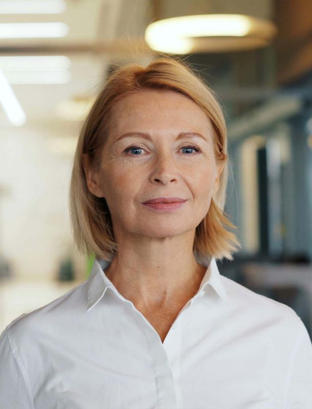 Mujer madura reflexionando, simbolizando la salud vaginal después de los 50