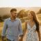 Un couple marchant ensemble, symbolisant le parcours plein d'espoir et partagé de la compréhension de la fertilité.