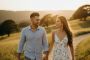 Un couple marchant ensemble, symbolisant le parcours plein d'espoir et partagé de la compréhension de la fertilité.
