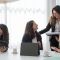 Femmes collaborant professionnellement en réunion