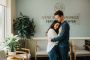 Couple consultant un médecin à propos de la FIV et des traitements de fertilité