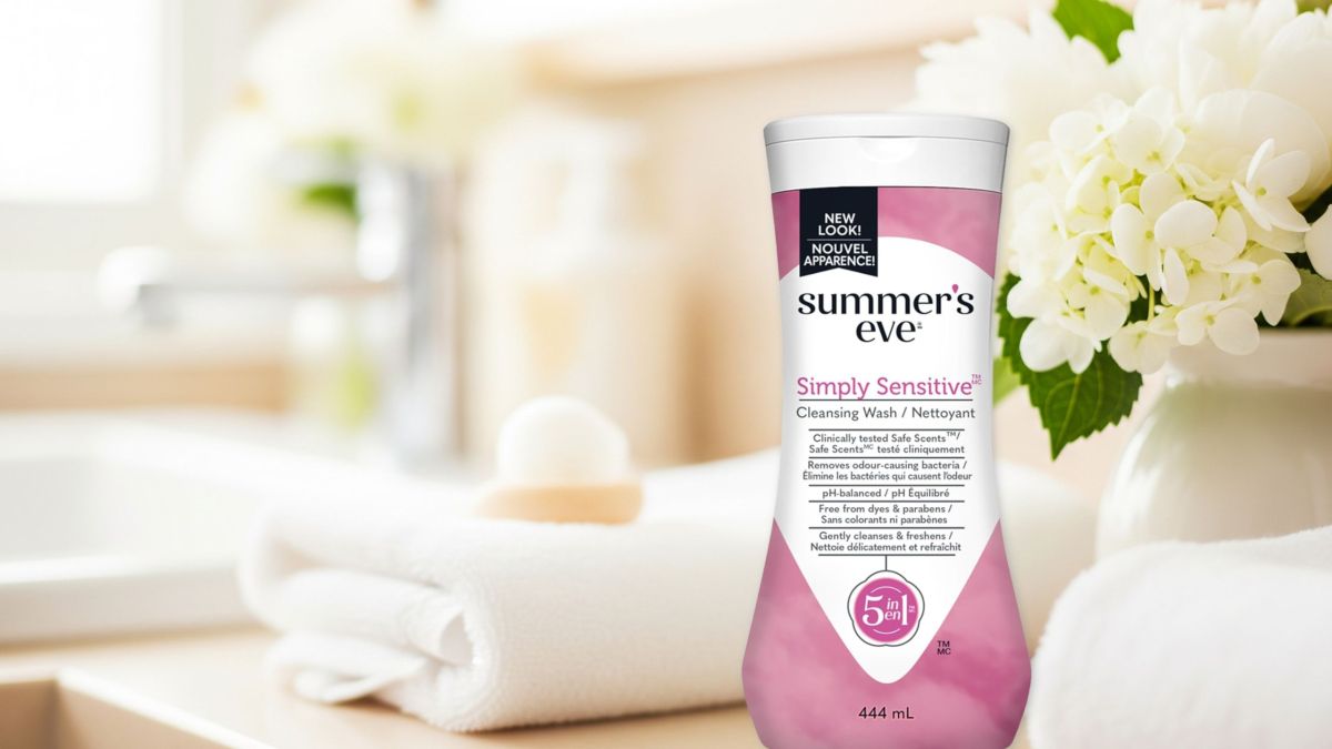 Botella de Summer’s Eve Simply Sensitive Scent sobre lavabo