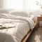 Minimalistisches Schlafzimmer mit Tagebuch und natürlichem Licht, das bewusstes Leben symbolisiert.