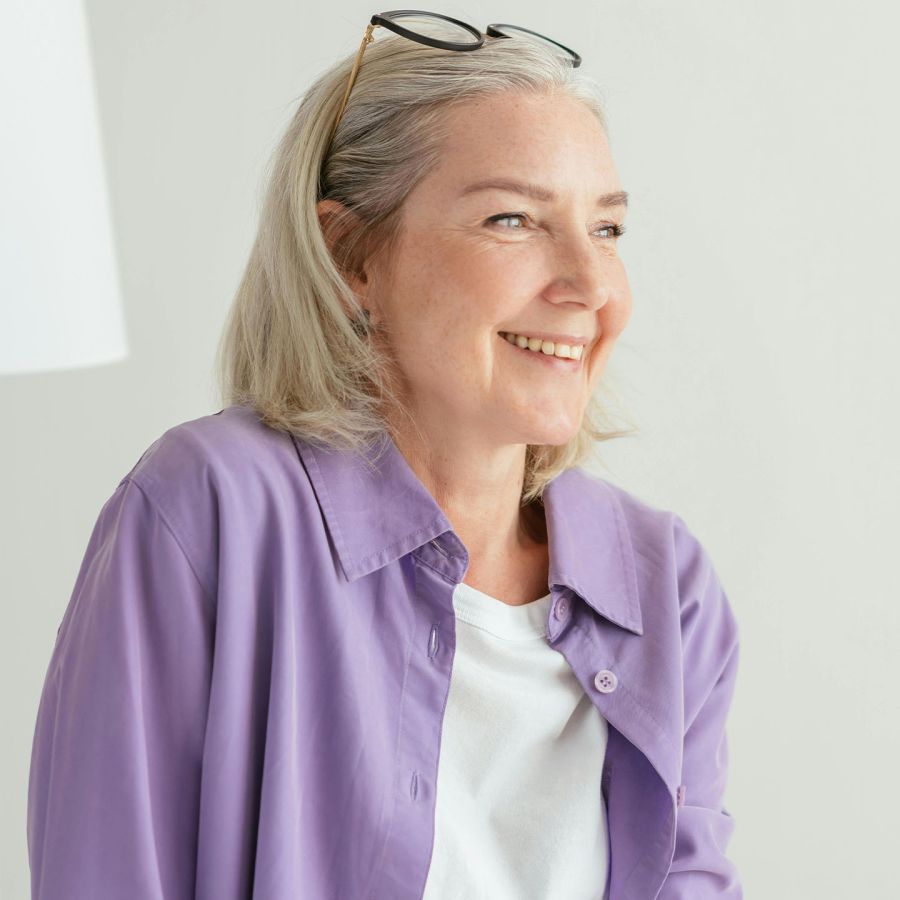 Un retrato de una mujer de mediana edad que se ve segura y tranquila.