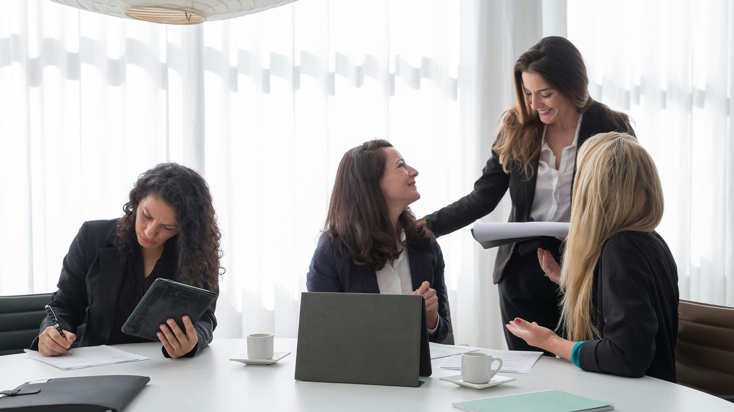 Mujeres colaborando profesionalmente en una reunión